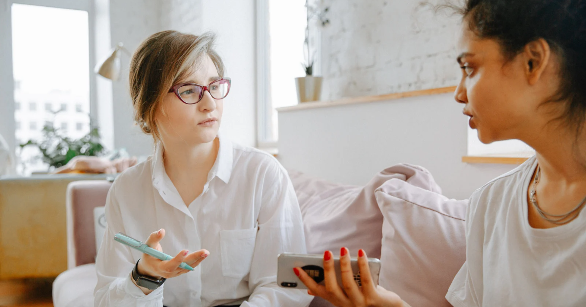 ソファで向き合って話す二人の女性